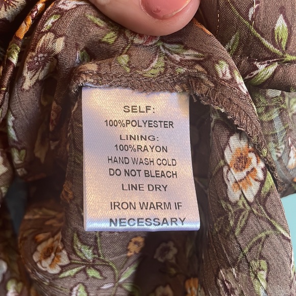 Beautiful multi colored blouse with flattering neckline. - Picture 8 of 9